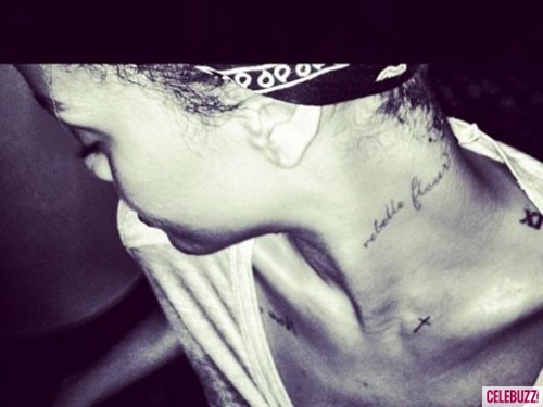 Tháng 3.2012, Rihanna xăm một hình chữ thập trên phần xương đòn và hình xăm dòng chữ tiếng Pháp rebelle fleur bên cổ trái. Dòng chữ có nghĩa đóa hoa nổi loạn.