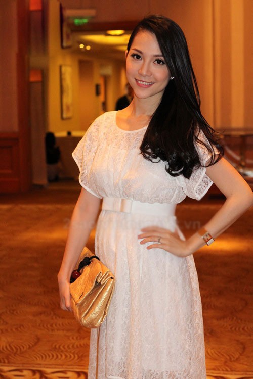 Đầm trắng Cùng với sự trở lại của tông trắng trong năm 2012, Linh Nga cũng khéo léo lựa chọn rất nhiều mẫu đầm có gam màu tinh tế này.