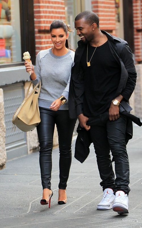 Kim Kardashian lại yêu thích đôi giày mũi đen.