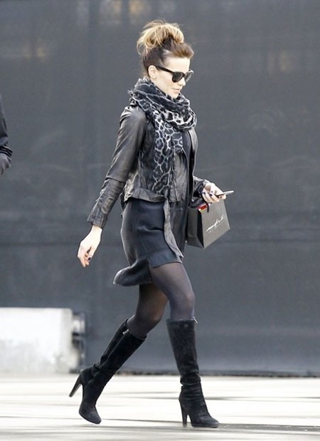 Áo da kết hợp váy liền thân và khăn quàng cổ là style lý tưởng của Kate Beckinsale trong ngày lạnh