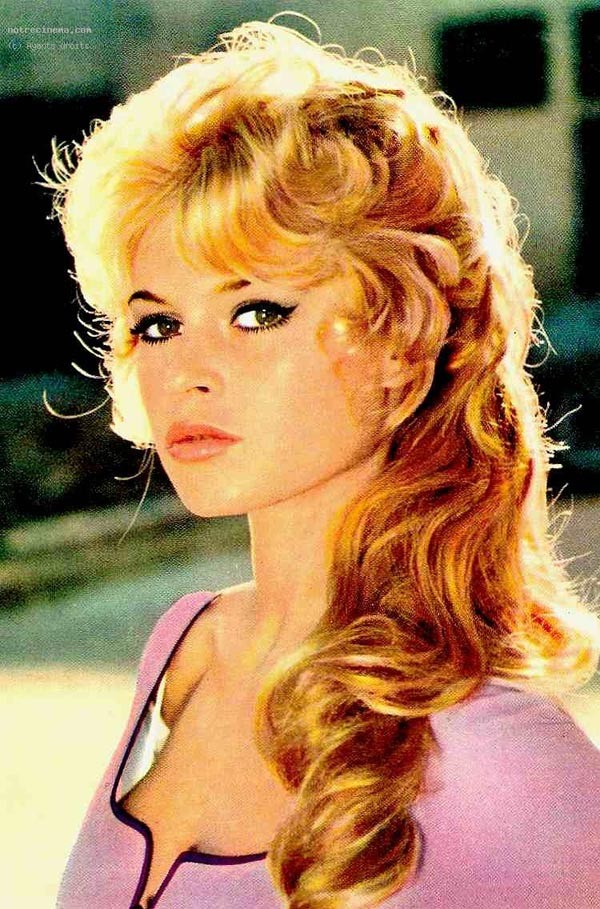 9. Brigitte Bardot Những lọn tóc vàng, xoăn dài được mệnh danh là "tóc bắp cải cuốn" này đã trở thành thương hiệu của "quả bom sex".