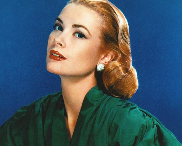 10. Grace Kelly Đúng như tên gọi của mình (Grace nghĩa là duyên dáng), nữ diễn viên, bà hoàng Monaco này luôn cuốn hút người đối diện từ phong cách thời trang tới kiểu tóc. Mái tóc ngắn, uốn xoăn to, vuốt lệch về một bên càng làm tôn lên gương mặt trang nhã của bà.