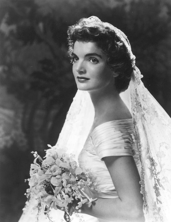 12. Jacqueline Kennedy Vợ cũ của tổng thống Kennedy luôn được người Mỹ cũng như các tín đồ thời trang yêu thích với kiểu tóc ngắn, thanh lịch, tôn lên vẻ thông minh và che bớt khuyết điểm (khuôn mặt vuông) của bà.