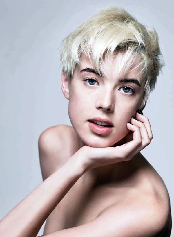 17. Agyness Deyn Ngắn, trắng xóa. Mái tóc của Agyness Deyn khiến mọi nhà thiết kế đều ưa thích. Với mái tóc rất "lưỡng tính", cô dễ dàng tạo hình tượng tomboy trên sàn diễn.