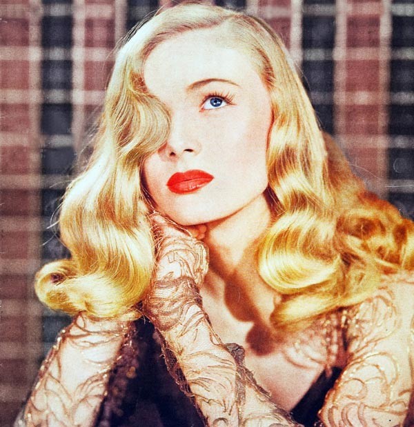 6. Veronica Lake Nữ diễn viên Veronica Lake nổi tiếng với mái tóc vàng óng, gợn sóng nhẹ và một phần tóc mái che lững lờ một bên mắt, rất bí ẩn. Kiểu tóc sau này được các nhà làm phim Walt Disney "copy" và tái hiện trong nhân vật hoạt hình nữ Jessica Rabbit.