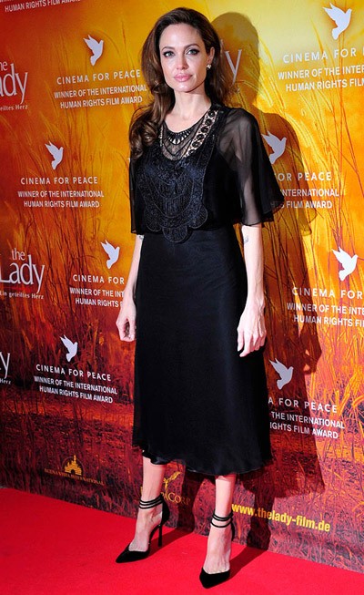 Nữ diễn viên mang nét đẹp cổ điển tại buổi công chiếu phim The Lady trong khuôn khổ Liên hoan phim Berlin với bộ váy midi trang trí tinh tế của Miguelina.
