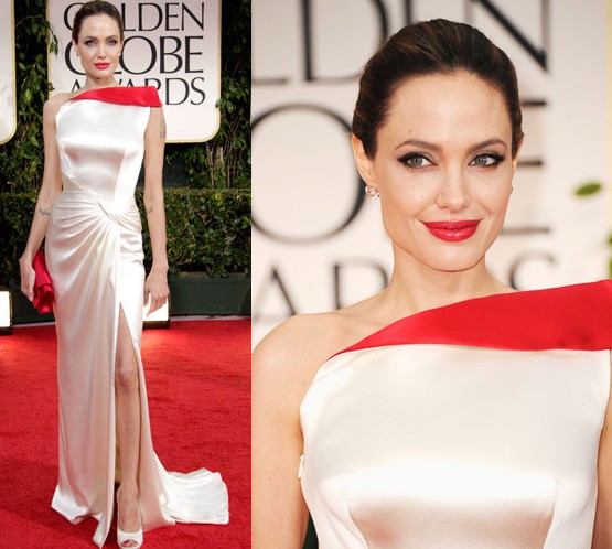 Bộ đầm lụa Atelier Versace với vạt cổ màu đỏ nổi bật được đánh giá là một sự lựa chọn hoàn hảo của Jolie, giúp cô tỏa sáng lộng lẫy trên thảm đỏ Lễ trao giải Quả cầu vàng.
