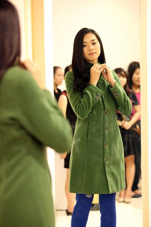 Áo dạ màu xanh thiết kế chùm hông giống như Ngô Thanh Vân mặc lên người rất tạo dáng và dễ kết hợp