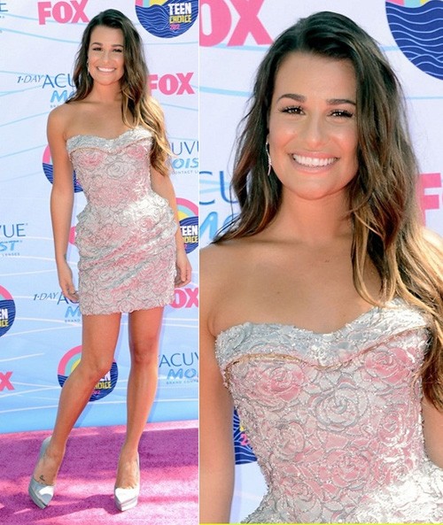 Lea Michele yêu kiều trong bộ đầm bó sát và thiết kế hoa văn nổi của Versace tại lễ trao giải Teen Choice Awards.