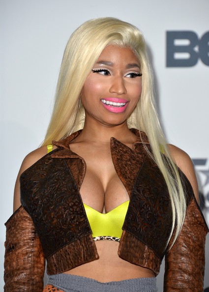 Bộ ngực đồ sộ khiến Nicki Minaj thường xuyên gặp sự cố "lộ hàng". Trong một buổi biểu diễn tại Anh, rapper nóng bỏng cũng gặp tai nạn này và cô liền cảnh báo khán giả: "Đây là show đầu tiên của chúng tôi, bởi vậy xin lượng thứ nếu bất cứ bên ngực nào nhảy ra ngoài!".