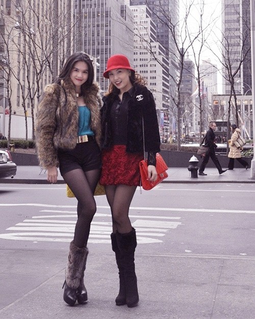 Các teengirl thích diện váy có thể học style như hai cô nàng Ngọc Trinh, Quỳnh Thư với áo khoác lông và boots cao cổ ấm áp. Đây là 2 item có khả năng giữ ấm rất tốt đấy!