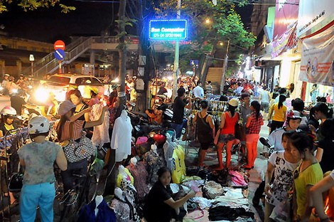 Chợ vỉa hè trên phố Chùa Bộc