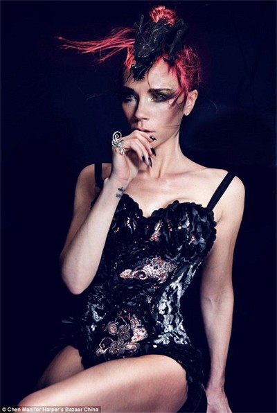 Victoria Beckham khoe thân gầy nhẳng trên tạp chí thời trang danh tiếng Harper's Bazaar tháng 5/2012.