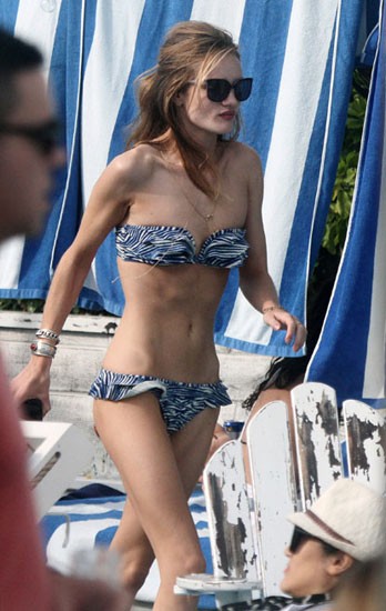 Ngôi sao "Transformer 3" Rosie Huntington-Whiteley xuất hiện với thân hình “ma ốm đói” khi diện bikini tại bãi biển ở Miami.