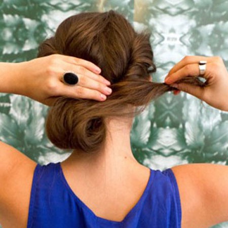 5. Phần tóc phía dưới cuộn tròn lên trên và nhét vào phía bên trong.