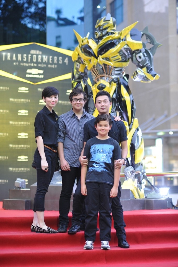 MC Anh Tuấn cùng vợ và hai con trai đi xem phim