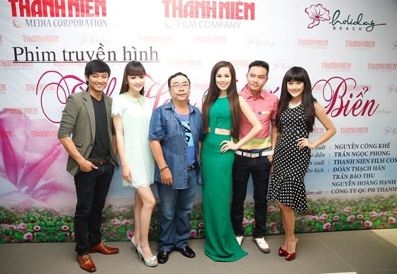 Diễn viên Quý Bình, Hoa hậu Triệu Thị Hà, đạo diễn Trần Ngọc Phong, Á hậu Tố Uyên, diễn viên Thiên Bảo và diễn viên Kim Ngọc (từ trái sang phải) trong buổi họp báo ra mắt phim