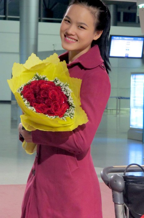 Người đẹp lên đường dự cuộc thi đẳng cấp thế giới với bó hoa đỏ thắm.