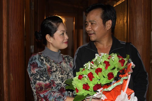 Quang Tèo và vợ trong phim.