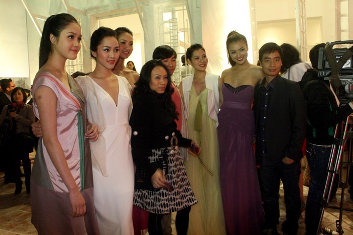 Các người mẫu diện đồ thiết kế mới nhất nhân dịp ra mắt Vietnam Designers House thứ 3 tại Hà Nội.