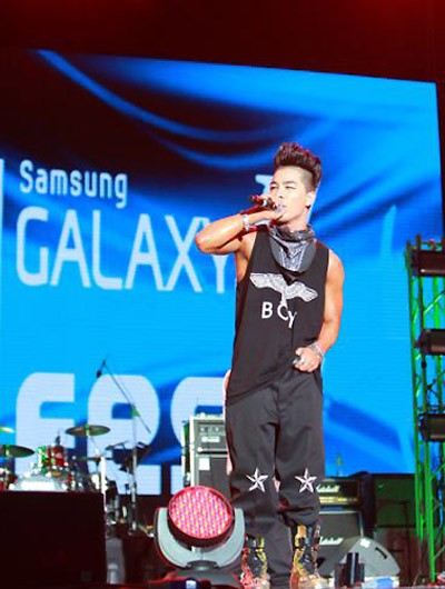 Sự kiện Soundfest diễn ra tại sân vận động Phú Thọ, TP HCM gây xôn xao từ nhiều ngày qua khi có sự xuất hiện lần đầu của nhóm nhạc Hàn Quốc nổi tiếng Big Bang. Ước tính, số lượng tham gia lên khoảng 30 ngàn người.