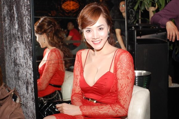 Diện chiếc váy màu đỏ xẻ sâu và rộng tối 14/4 khi tham dự một sự kiện tại Hà Nội, người mẫu Trang Nhung khiến nhiều người "phát hoảng"...