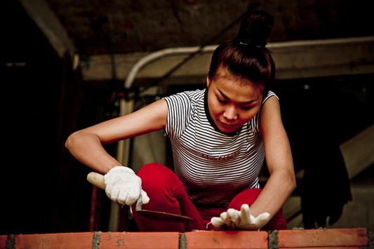 'Tôi chưa từng làm công việc này bao giờ. Nhờ có một ngày trải nghiệm mà tôi hiểu thêm về cuộc sống của người dân lao động' - Thanh Hằng chia sẻ khi kết thúc một ngày làm việc tại công trình.