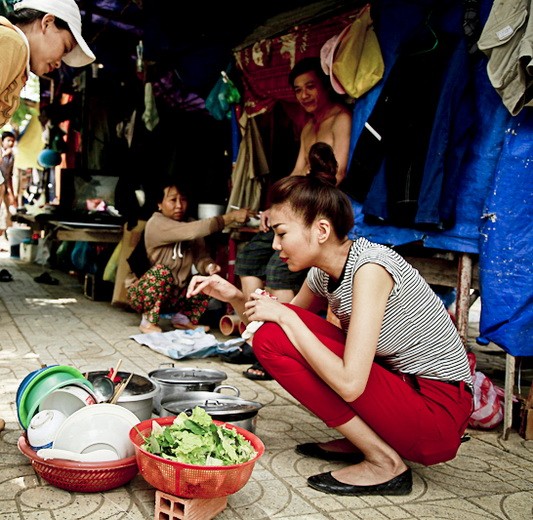 Những người thợ xây bày tỏ, họ sẽ nhớ mãi hình ảnh một siêu mẫu giản dị và gần gũi khi 'lăng xăng' phụ họ nấu cơm trưa...