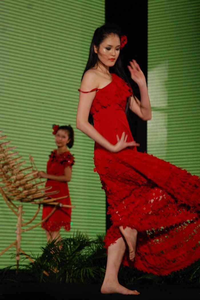 Đêm diễn còn có sự trình diễn của Hoa hậu Ngọc Hân, Diễm Hương, mẫu teen Hồng Quế và không ít người mẫu có tiếng trong làng thời trang.