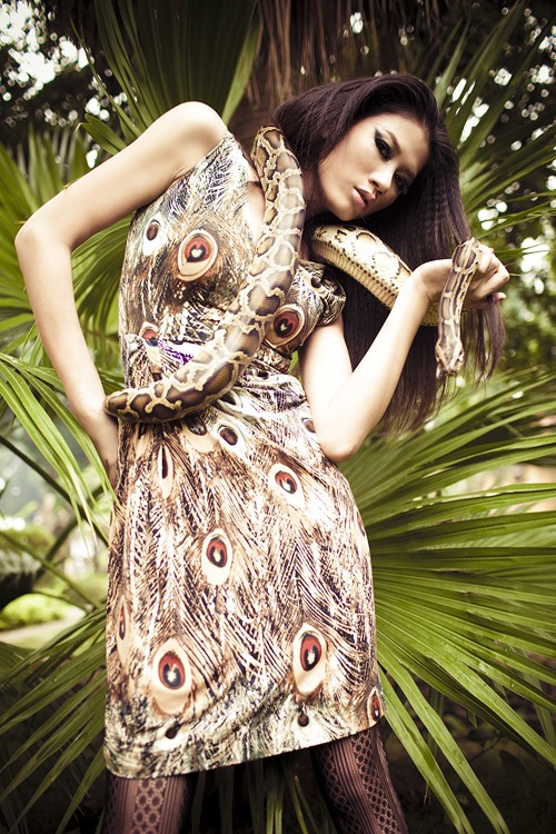Trương Quang Diệu đã chọn Trang Trần làm người mẫu cho bộ sưu tập của anh vì cô có tính cách mạnh mẽ, lại không sợ khó. Anh hài lòng với những biểu hiện của chân dài này.