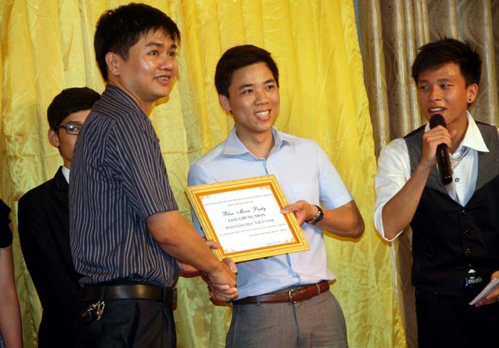 Trưởng ban truyền thông Báo Giáo dục Việt Nam - ông Nguyễn Quốc Long và đại diện trường Đại học Kinh tế nhận bằng công nhận là đơn vị Bảo trợ truyền thông cho chương trình.
