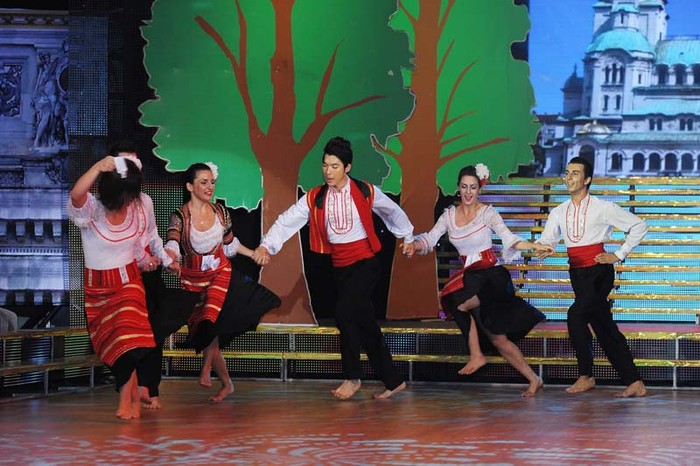Trương Nam Thành cùng bạn nhảy Elena chọn một điệu múa truyền thống Bulgari cho đêm thi Freestyle với sự hỗ trợ của các vũ công.
