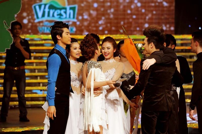 Chia tay chương trình, Vân Trang chúc các thí sinh luôn giữ vững phong độ giống giống Phương Thanh như đêm thi thứ 7. Cô lần lượt ôm chặt những người bạn đã đồng hành cũng trong suốt thời gian qua.