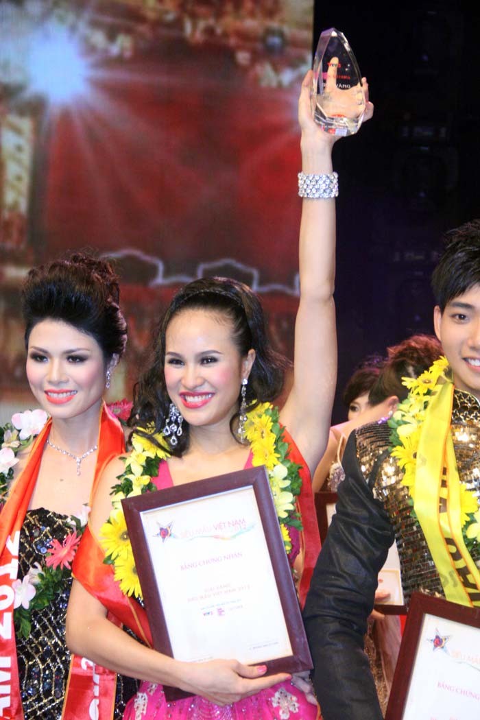 Phương Mai rạng ngời khi giành giải vàng siêu mẫu 2012.