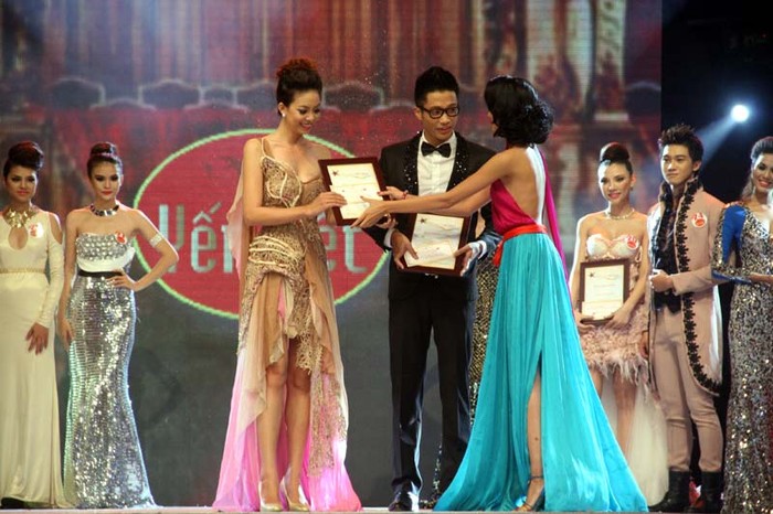 Thanh Hằng trao giải cho các thí sinh.