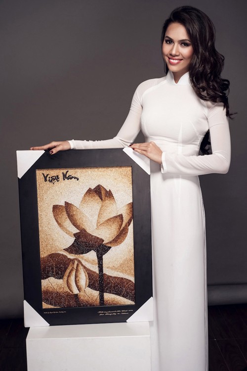 Một bức tranh Hoàng My mang theo trong số 7 món quà cô đem đến Hoa hậu Thế giới. (Theo GDVN)