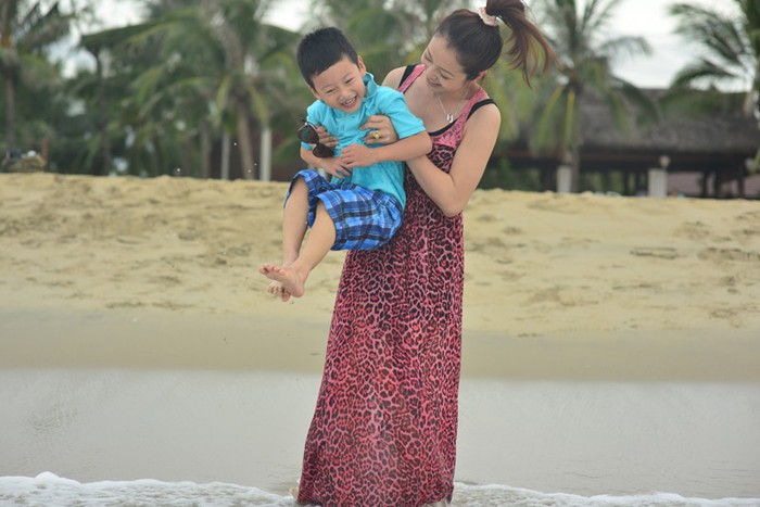 Tranh thủ khoảng thời gian rảnh khi làm giám khảo một cuộc thi, Jennifer Phạm đưa con trai Bảo Nam đi dạo chơi ở biển.