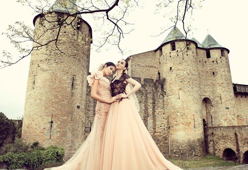 Hoa hậu Việt Nam 2010 và Á hậu Hoa hậu Phụ nữ Việt Nam qua ảnh 2005 hóa thân thành những quý cô yêu kiều, thanh lịch bên lâu đài cổ Carcassonne 2.000 năm tuổi ở miền Tây Nam nước Pháp.
