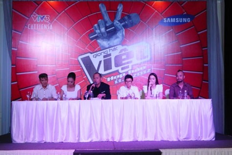 Ông Quang Minh (áo đen), Phương Uyên (bên phải ông Quang Minh) và các HLV The Voice trả lời báo chí. Ảnh: Hương Giang