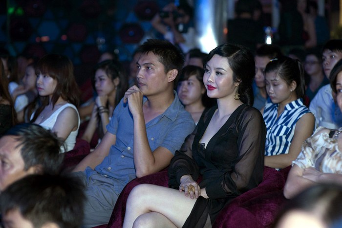 Julia Hồ ngồi một mình khi Đinh Phương Ánh biểu diễn trên sân khấu.