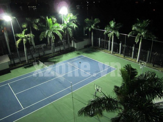 Sân tennis nằm trong khuôn viên biệt thự