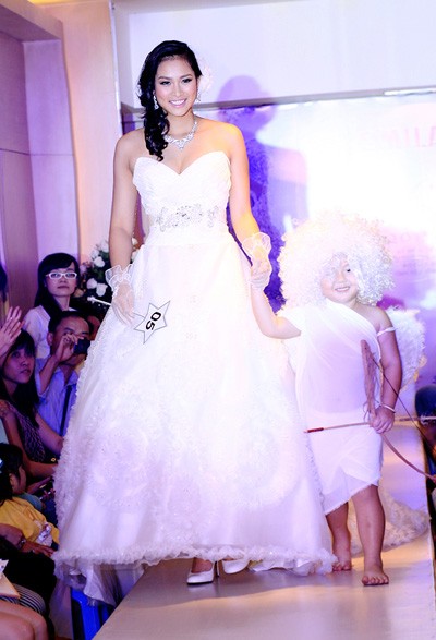Tối 24/11, Vương Thu Phương là một trong những người mẫu tham gia trình diễn bộ sưu tập áo cưới mới của NTK Milan tại TP HCM.