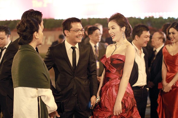 Trên thảm đỏ Liên hoan phim, Lý Nhã Kỳ vui vẻ gặp gỡ và trò chuyện với các đồng nghiệp ở Hà Nội như nghệ sĩ Trung Hiếu, nghệ sĩ Như Quỳnh.