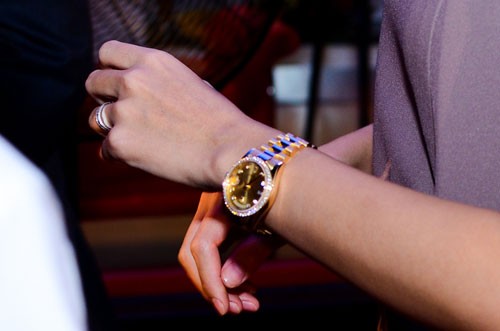 Chiếc đồng hồ Rolex tiền tỷ được bố chồng tặng cô mới đây.