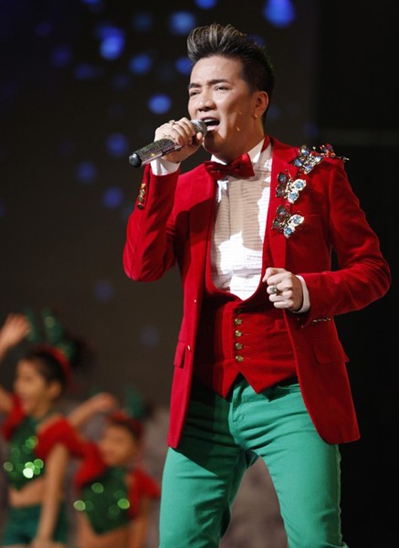 Mr Đàm mang tới không khí Giáng sinh bằng bộ trang phục nổi bật hai màu xanh, đỏ. Anh hát ca khúc 'Feliz Navidad' thay lời chúc mừng Noel sớm.