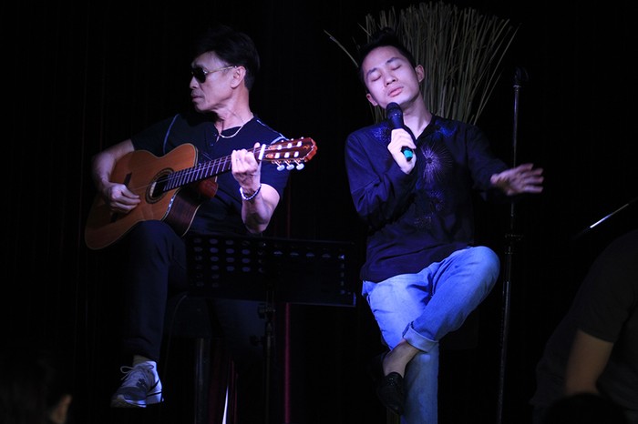 Tại đêm nhạc 'Gọi tên 4 mùa', ca sỹ Tùng Dương thể hiện bài Một cõi đi về và Xin mặt trời ngủ yên rất nồng nàn nhưng không kém phần mãnh liệt, mang lại những cảm xúc rất mới mẻ cho người nghe.