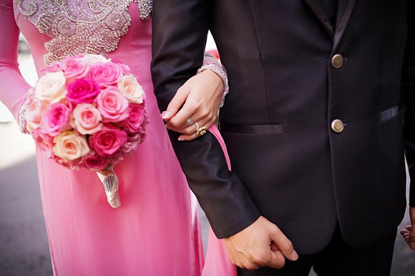 Tới ngày đón dâu, Hoa hậu Jennifer vẫn đeo chiếc nhẫn đính hôn hình hoa.