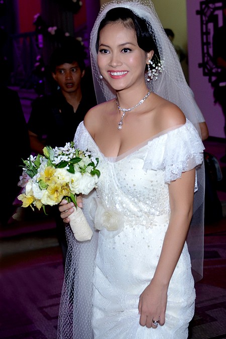 Trong lễ cưới sang trọng và lộng lẫy, Đỗ Hải Yến cũng vẫn đeo chiếc nhẫn đính hôn giá trị.