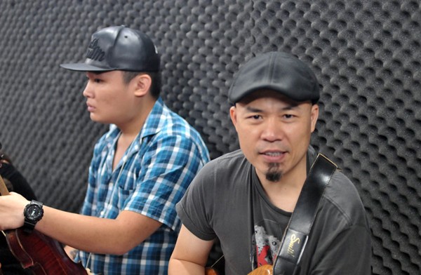 Huy Tuấn và ban nhạc Anh em cũng nỗ lực tập luyện, cống hiến cho khán giả.