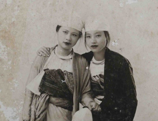 Người đẹp xứ Mường Quách Thị Tẻo (bên phải) đăng quang năm 1932.